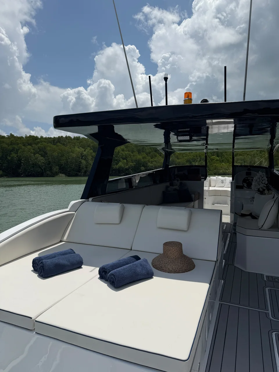 Sir William, Foredeck seating