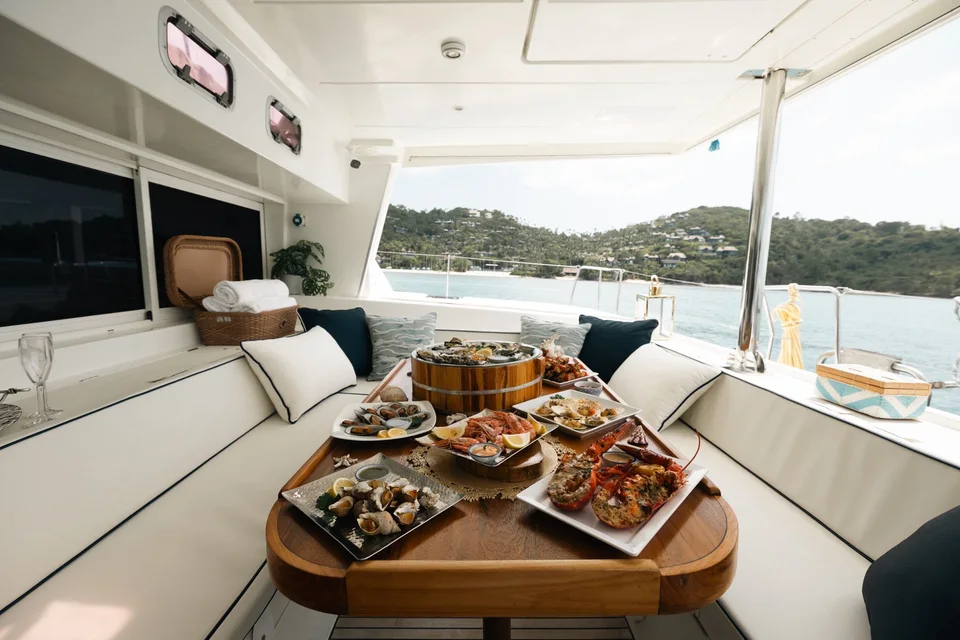 Coco Paradise, Dining on board