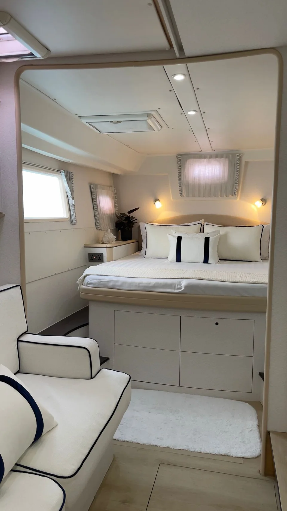 Coco Paradise, Cabin interior