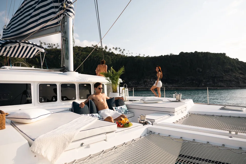 Coco Paradise, Guests relaxing on the foredeck